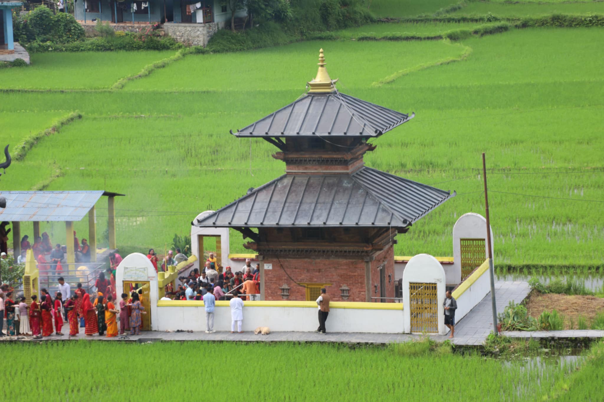 साउनको पहिलो सोमबार ईशानेश्वर महादेव मन्दिरमा भक्तजनहरु (फोटोफिचर)