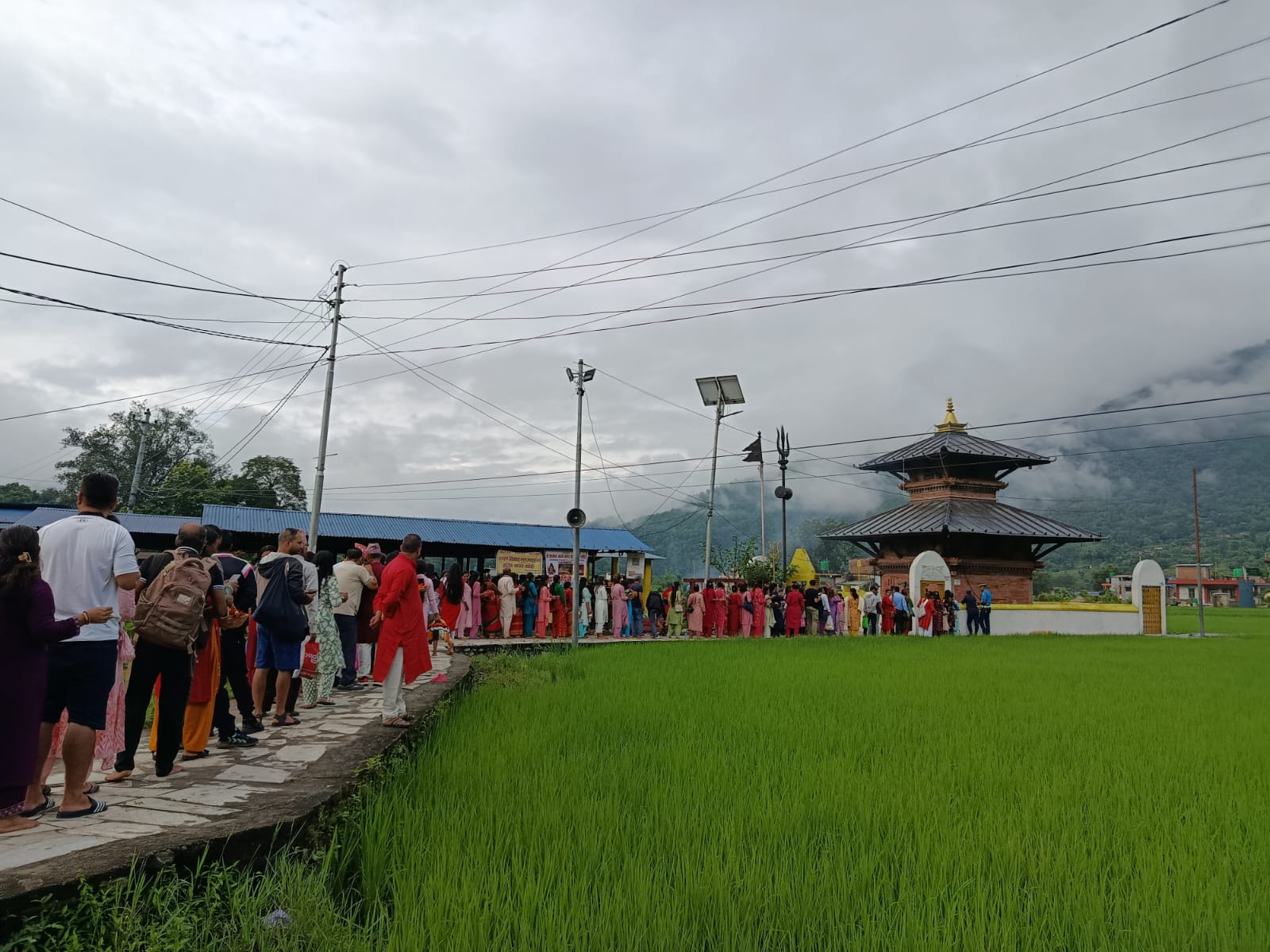 साउन महिनाको तेस्रो सोमबार ईशानेश्वर महदेव मन्दिरमा भक्तजनहरु(फोटोफिचर)