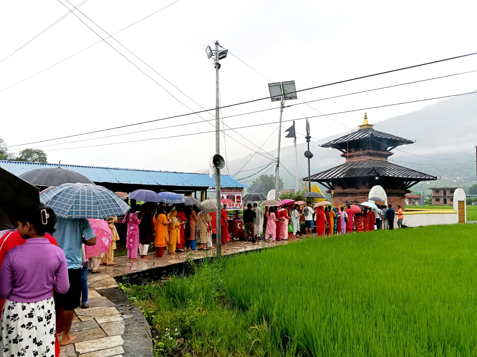 इशानेश्वर महादेव मन्दिरमा साउन महिनाको अन्तिम सोमबारमा भक्तनजहरुको घुईचो(फोटो फिचर)