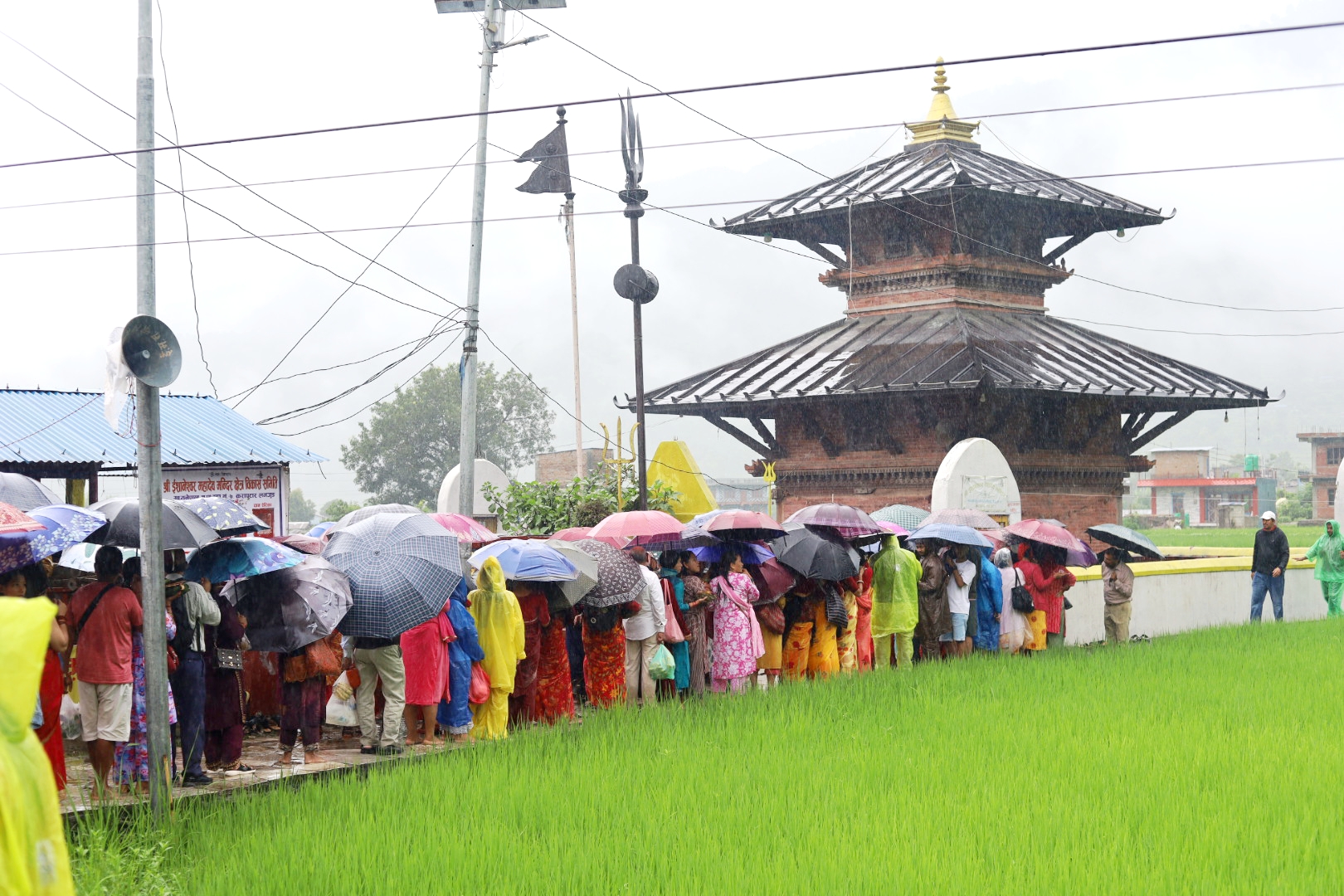 साउनको अन्तिम सोमबार ईशानेश्वर महादेव मन्दिरमा भक्तजनहरुको घुईचो, दान २ लाख ३२ हजार ३ सय २४ उठ्यो।