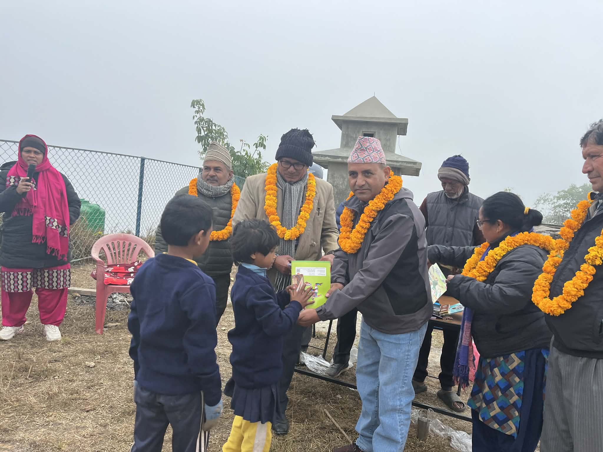 रूपाका विद्यार्थीलाई पोखराका भण्डारी र कडेलद्वारा न्यानो कपडा र स्टेसनरी