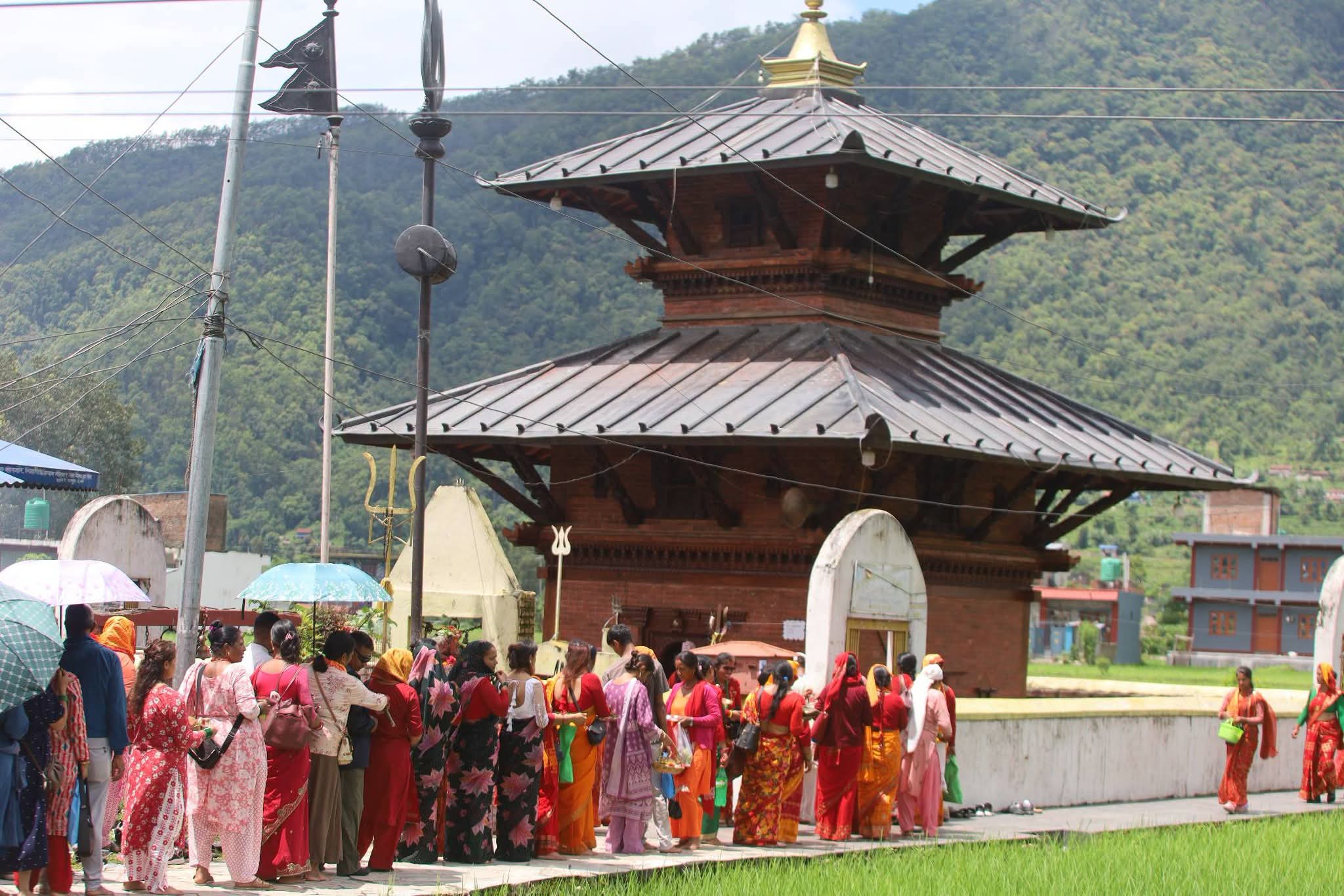 ईशानेश्वर महादेव मन्दिरमा श्रावण महिनाको दोस्रो सोमबार अत्यधिक भक्तजनको उपस्थिती, १ लाख १४ हजार २ सय ५३ दान संकलन।
