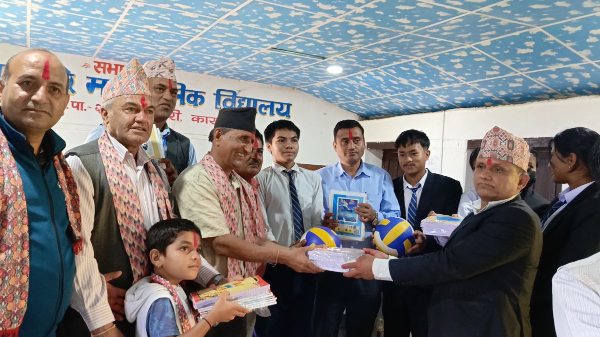 शिक्षक सङ्घ, कास्कीका पूर्वअध्यक्ष भण्डारीद्वारा विद्यार्थीलाई शैक्षिक सामग्री