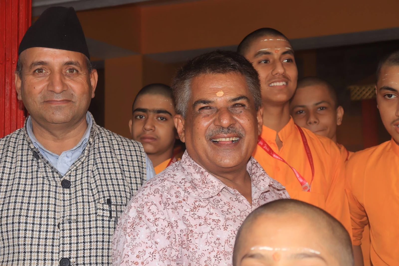 पूर्वप्रधानाध्यापक भण्डारीद्वारा वेद-वेदाङ्गका विद्यार्थीलाई शैक्षिक सामग्री